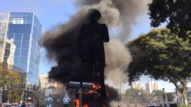 Un grupo de activistas incendia una estatua de Borba Gato, símbolo de la esclavitud, en São Paulo | Internacional