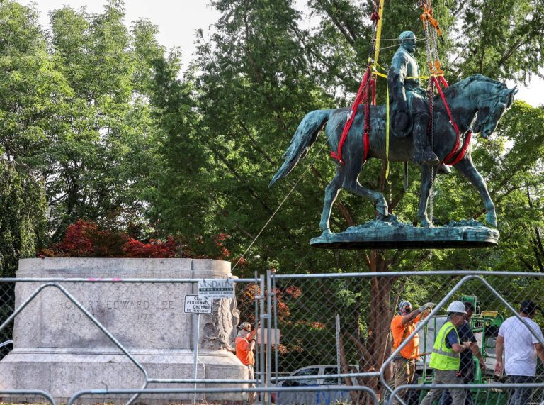 Retirada la estatua de Robert Lee en Charlottesville cuatro años después de la revuelta supremacista | Internacional