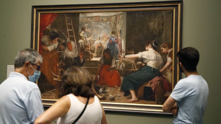‘Las Hilanderas’ se exhibe por primera vez en el Prado tal como lo pintó Velázquez