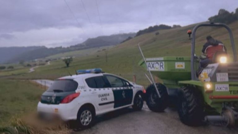 Vecinos del municipio cántabro de Serdio embisten a la Guardia Civil para evitar la demolición de un puente
