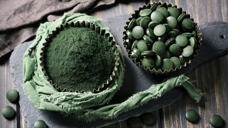 ¿Qué es la espirulina y por qué todo el mundo habla de ella? Así es el superalimento que sacia y no engorda