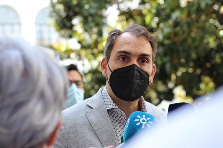 Valero (IU) percibe «ridículo de las derechas en Granada» y espera «desbloqueo» tras la renuncia de Salvador