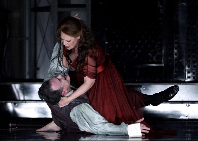 ‘Tosca’ pone en pie al Teatro Real con su crítica al «pensamiento único»