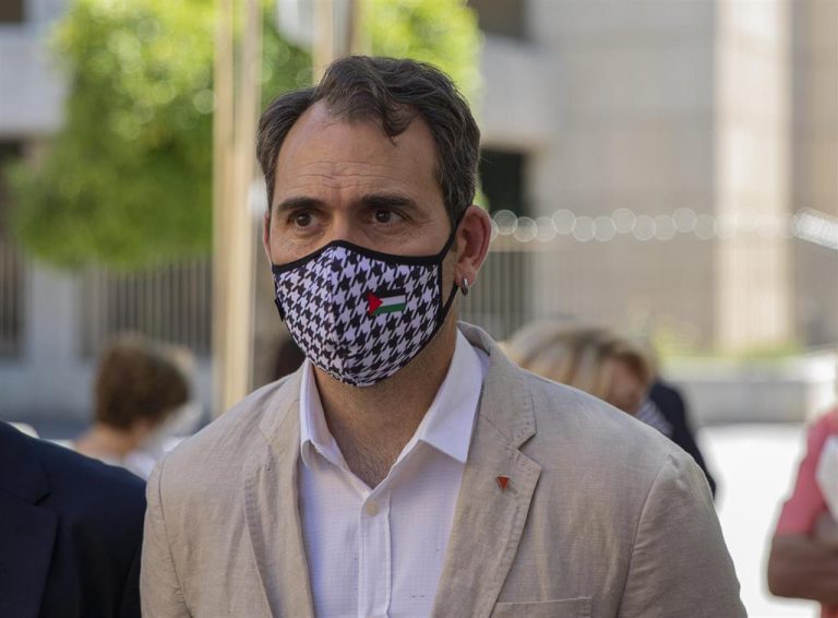 Valero (IU) critica que se vaya a recortar el refuerzo educativo y exige a la Junta más inversión en educación pública