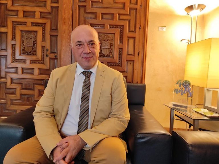 Antonio Ruiz subraya que el gobierno de PSOE e IU en la Diputación cordobesa lleva «las gafas sociales siempre puestas»