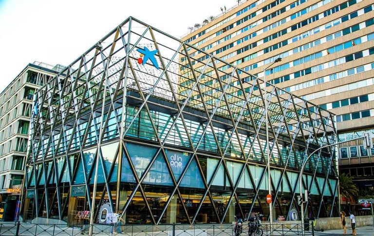 CaixaBank abre un centro ‘all in one’ en el edificio Axis de Madrid