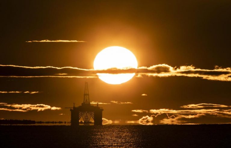 Los elevados precios y la batalla por el mercado petrolero amenazan con frenar la recuperación, según AIE