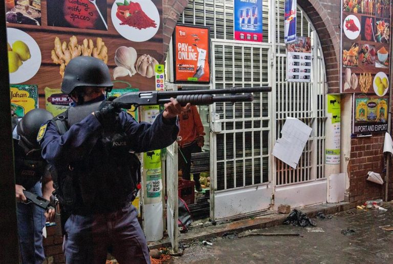 Aumentan a 117 las muertes en el marco de las protestas en Sudáfrica que dejan ya más de 2.200 detenidos