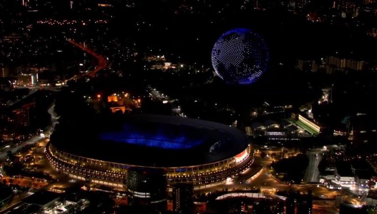 Un planeta Tierra de más de 1800 drones ilumina el cielo de Tokyo 2020