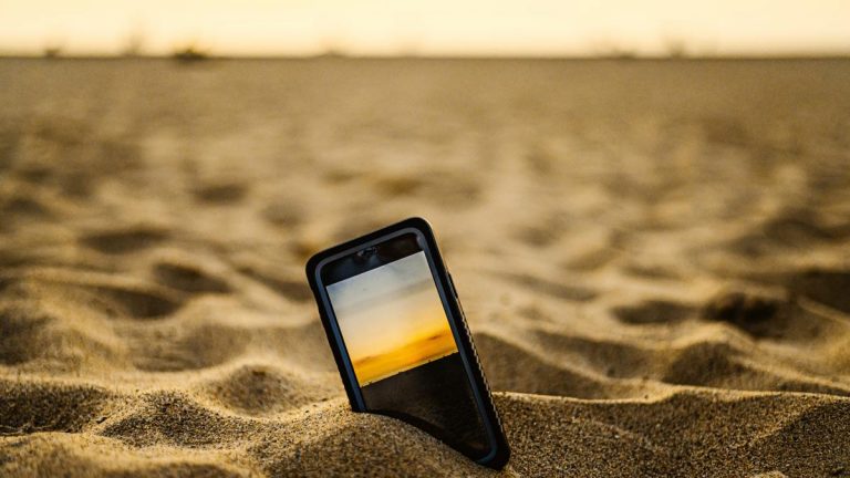 Las mejores fundas impermeables para móviles que lo protegerán en la playa, piscina o en el río | Tecnología