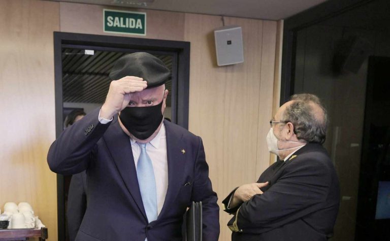 La Fiscalía apunta como cooperadores a los mandos que permitieron a Villarejo su doble actividad