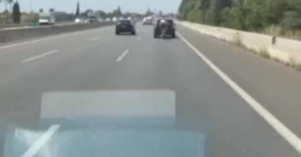 Sorprenden a un ciclista pedaleando detrás de un coche en la autopista de Inca