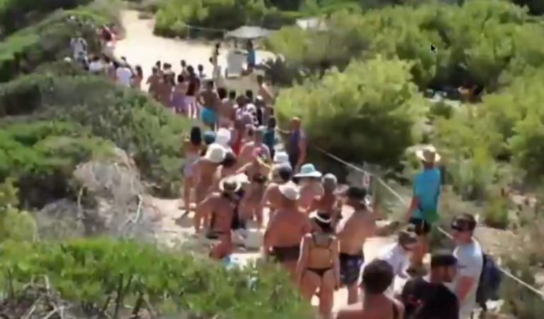 Largas colas en Es Caló des Moro