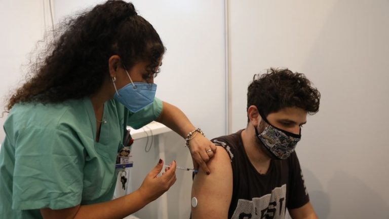Una tercera dosis de Pfizer en personas inmunodeprimidas aumenta los anticuerpos un 43%