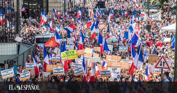 Miles de antivacunas vuelven a tomar las calles de Francia por quinto fin de semana consecutivo