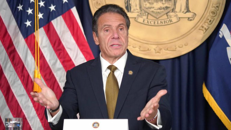 Una de las mujeres que denunció agresiones sexuales por parte de Cuomo presenta una demanda penal en su contra