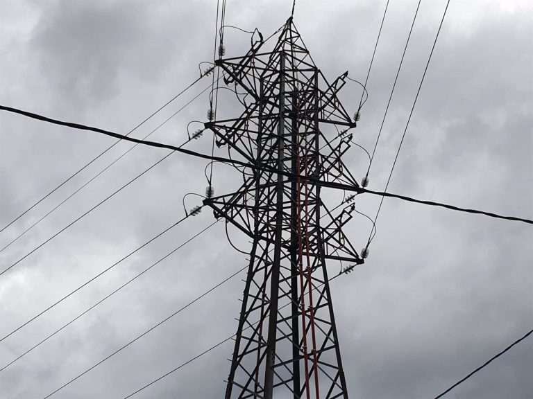 El precio de la luz se acerca a nuevos máximos históricos este martes, con 106,27 euros por MWh