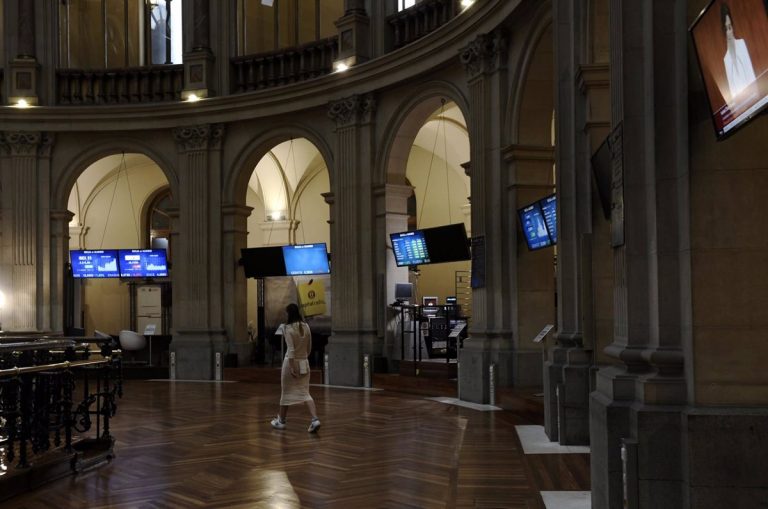 El Ibex 35 abre ligeramente al alza y se lanza a por los 9.000 puntos
