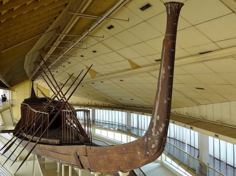 El nuevo Gran Museo Egipcio de El Cairo recibe la barca solar del rey Khufu