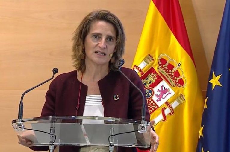 Ribera califica de «demagogia barata» la propuesta de Echenique de un decreto para bajar la luz