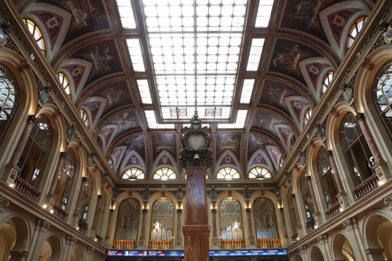 El Ibex 35 se revaloriza casi un 1,4% en la semana y se queda a las puertas de los 9.000 puntos