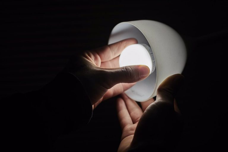 El precio de la luz baja por segundo día consecutivo este domingo, hasta 110 euros/MWh