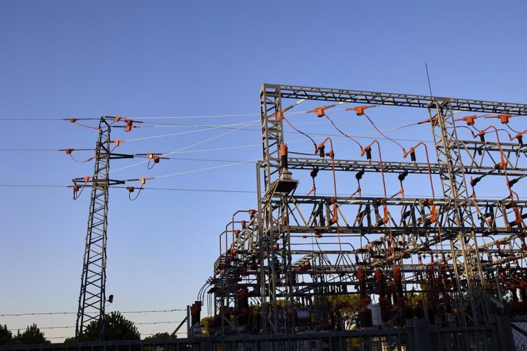 El precio de luz cae este domingo por tercer día, un 7,4%, pero se mantiene por encima de 100 euros/MWh
