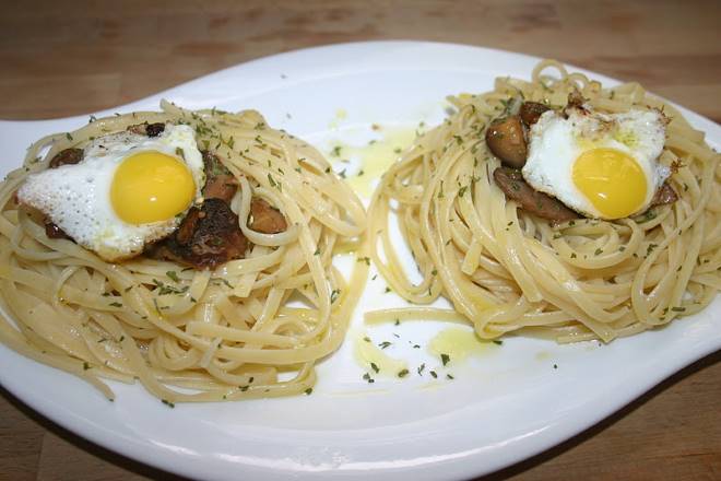 Receta tallarines con huevos codorniz, presentados como nidos