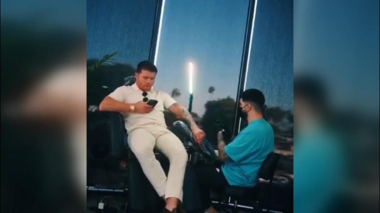 Canelo Álvarez ahora lleva en la piel un tierno mensaje escrito por su abuela | Video