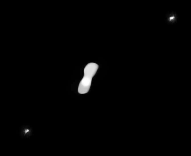 Cleopatra, el raro asteroide de forma alargada y con dos satélites