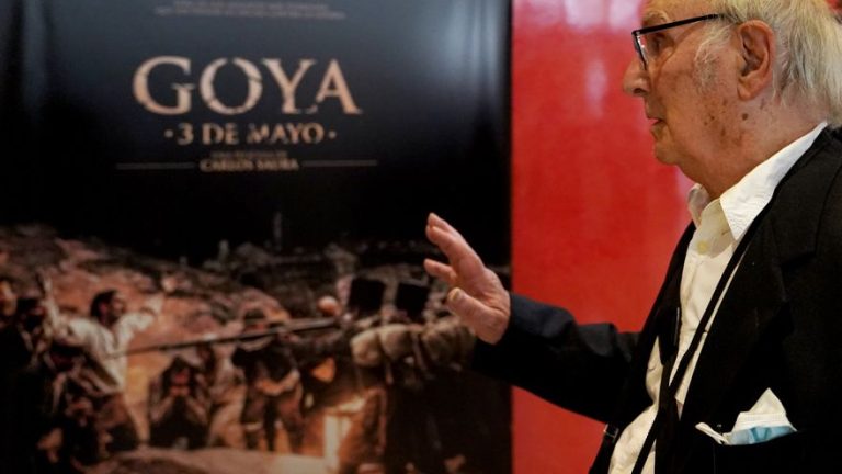 Saura repinta ‘Los fusilamientos’ de Goya: «Es un tótem sobre la guerra»