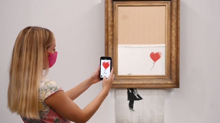 El icónico cuadro de Banksy que se autodestruyó en una puja vuelve a subasta