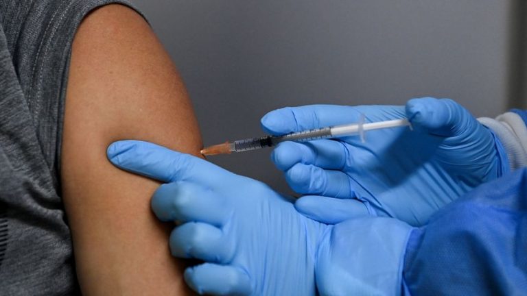 La vacuna de Pfizer produce menos anticuerpos en mayores que la de Moderna