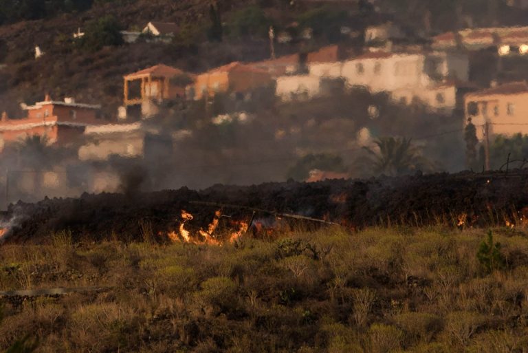 La lava se adentra en las viviendas de La Palma