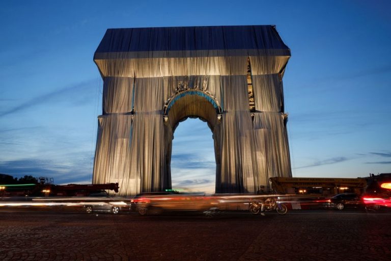 Así se ve el Arco del Triunfo de París envuelto, el proyecto póstumo del artista Christo