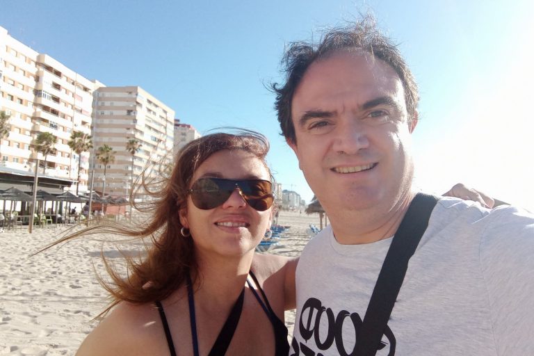 Emigrar fue duro hasta que en Cádiz halló una playa que le recuerda a Monte Hermoso: “Es el paraíso”