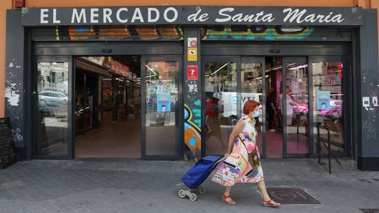 Más del 80% de los españoles apoya la rebaja de impuestos en la luz y subida del SMI
