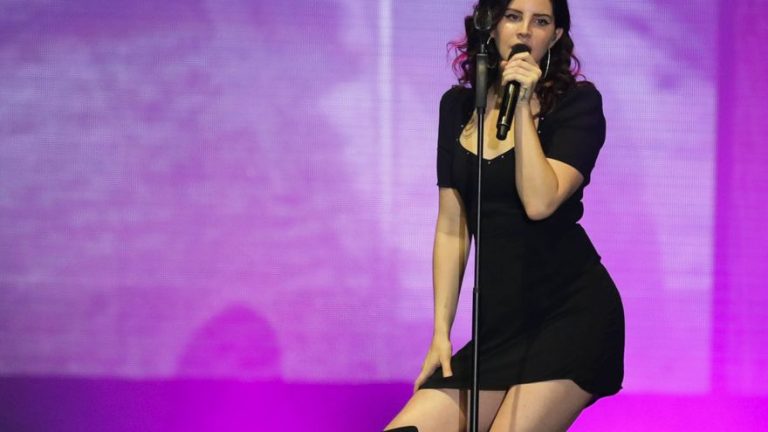 Lana del Rey lanzará el 22 de octubre su disco ‘Blue Banisters’