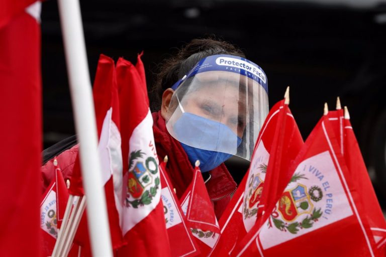 El ministro de Trabajo de Perú niega vínculos con Sendero Luminoso y reitera que no dimitirá