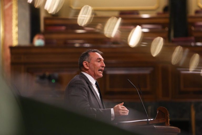 IU subraya que las últimas informaciones sobre el emérito muestran el «descrédito» del TS al archivar su querella