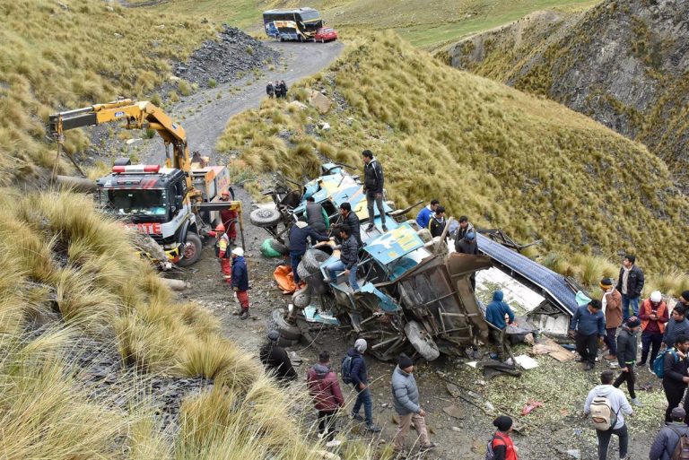 Al menos 21 muertos tras despeñarse un autobús en el oeste de Bolivia