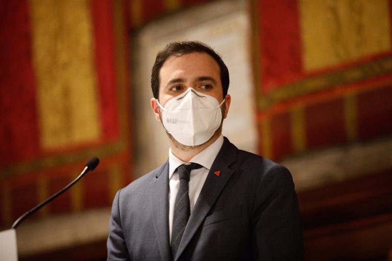 Garzón reclama «valentía» para bajar la luz y aplicar medidas de intervención del mercado frente al «oligopolio»