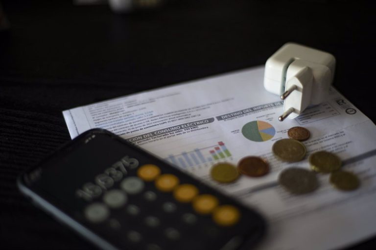 El precio de la luz marcará mañana el domingo más caro de la historia, hasta los 160,42 euros