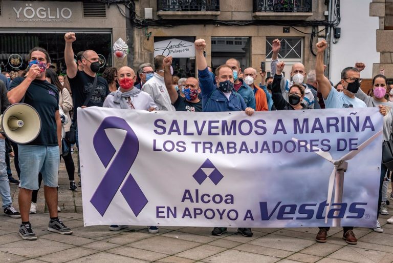 Multitudinaria protesta en Viveiro (Lugo) contra el cierre de Vestas, una fábrica «que da beneficios»