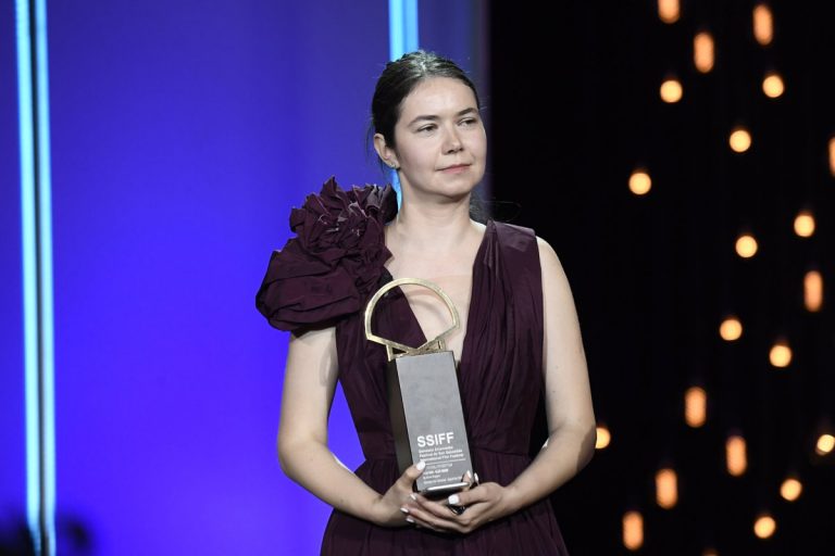 La película ‘Blue moon’, opera prima de Alina Grigore, gana la Concha de Oro del 69 Festival de Cine de San Sebastián