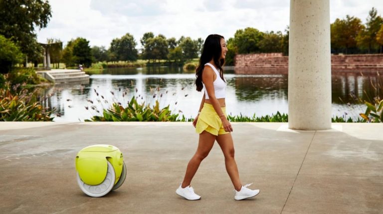 Gitamini, el nuevo robot de Piaggio que te sigue y te lleva la compra | Tecnología