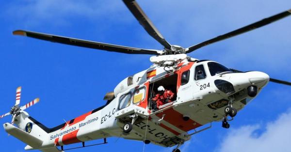 Trasladan en helicóptero a tres migrantes heridos en el naufragio de la patera en Cabrera