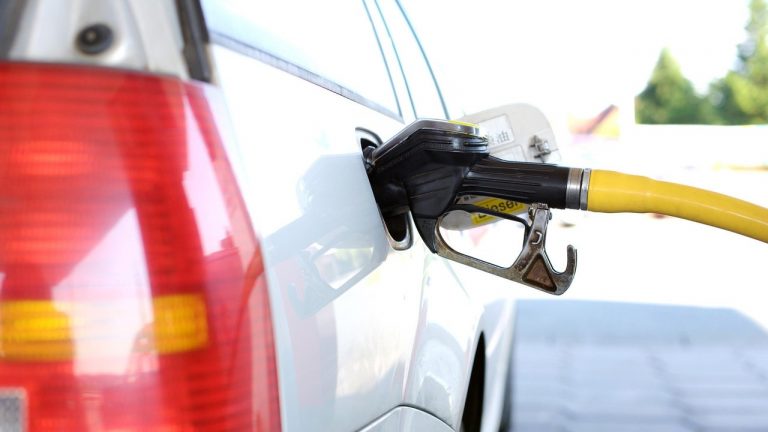 Los motivos por los que te gusta tanto el olor a gasolina
