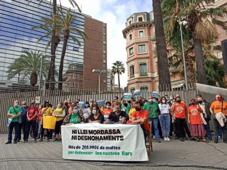 Més de 200 mil euros en “multes mordassa” per aturar desnonament a Catalunya – Poder Popular