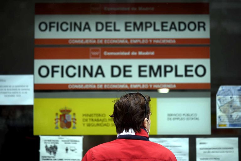 El paro cae en 76.113 personas en septiembre, su mayor caída desde que existen registros